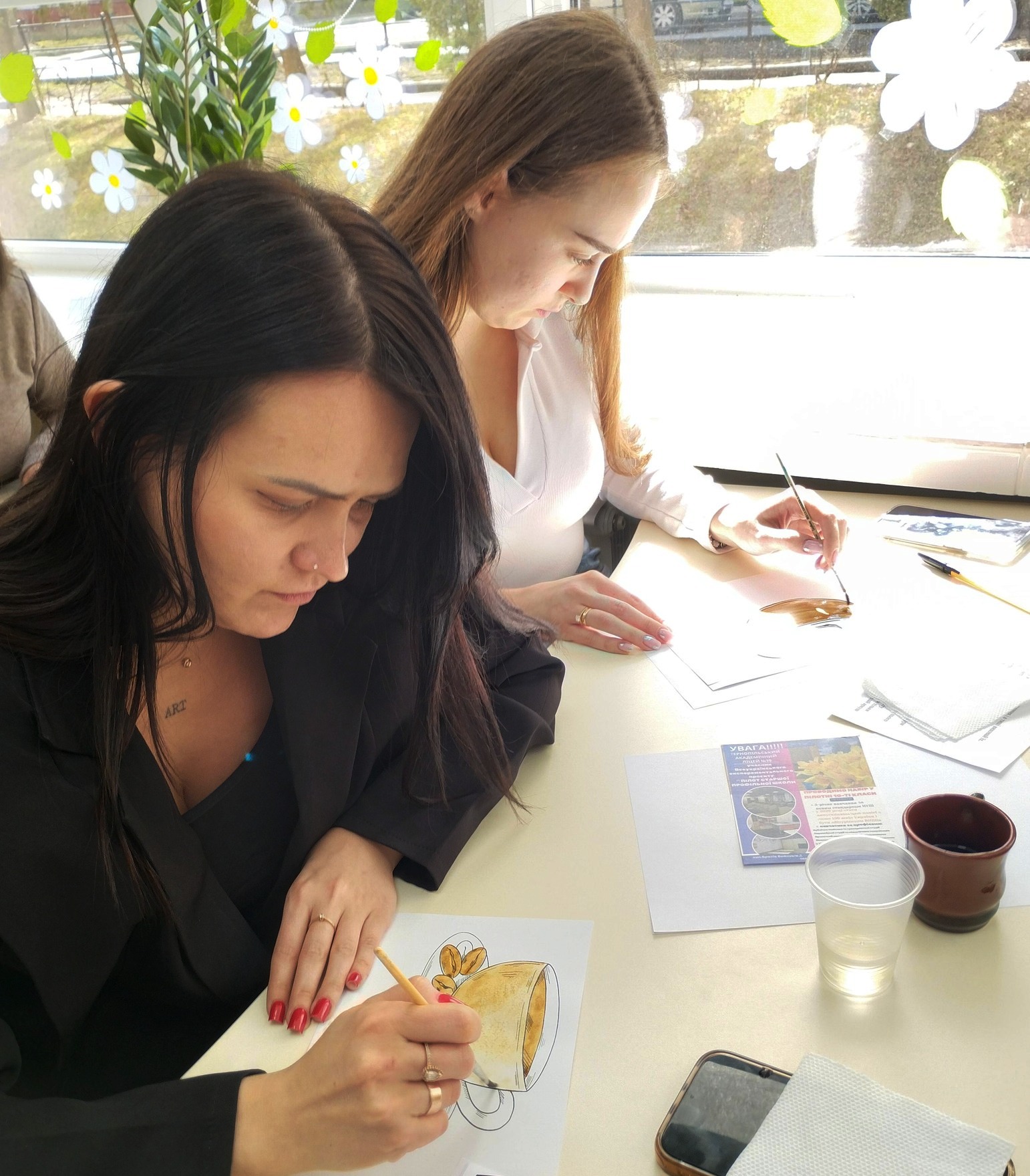 Маністранти під час релаксу малюють кавою